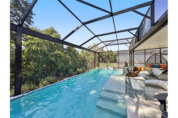 Spectacular 40’ Pool with Fountains!