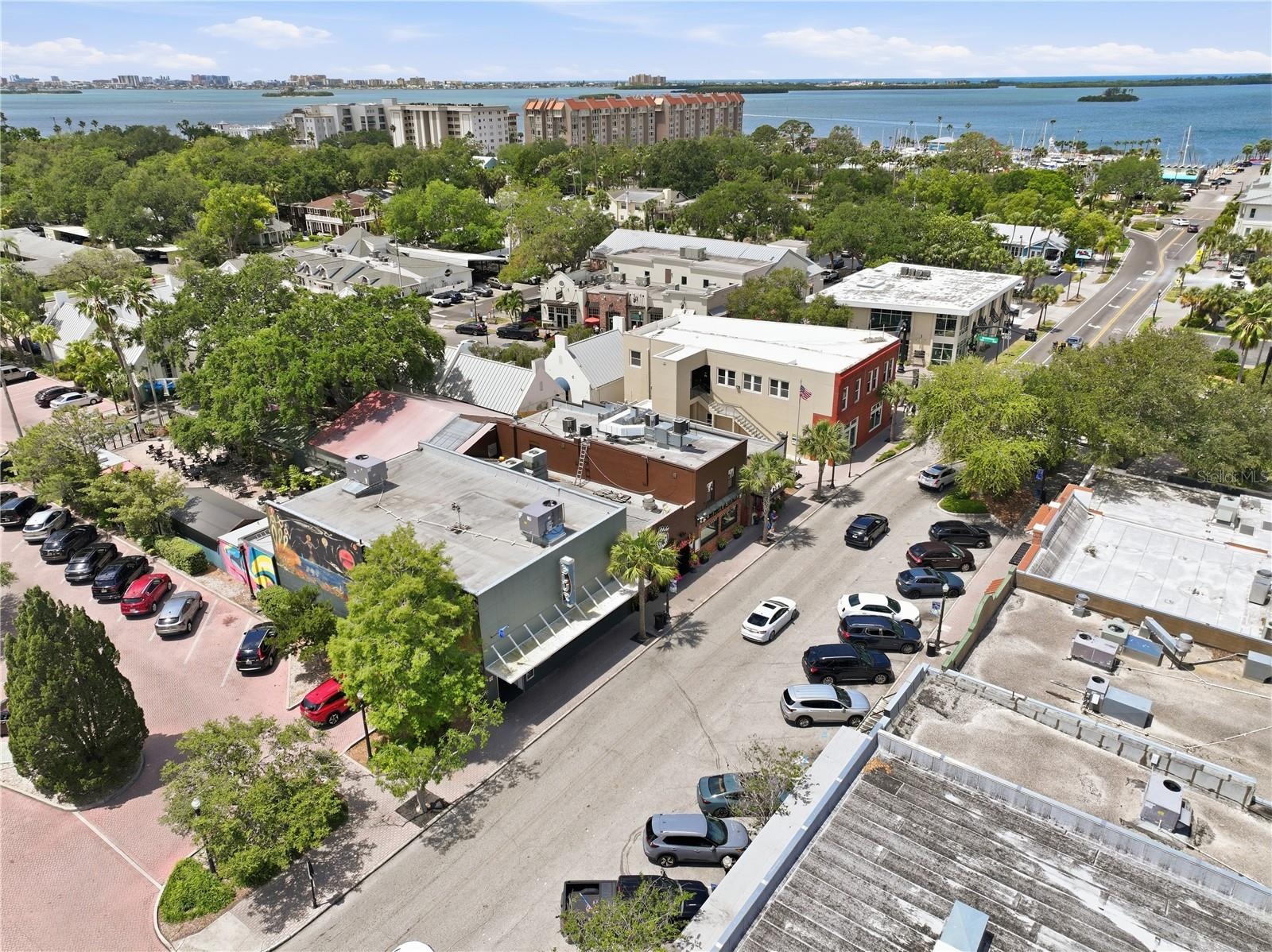 3 miles to Downtown Dunedin area with restaurants and shopping.