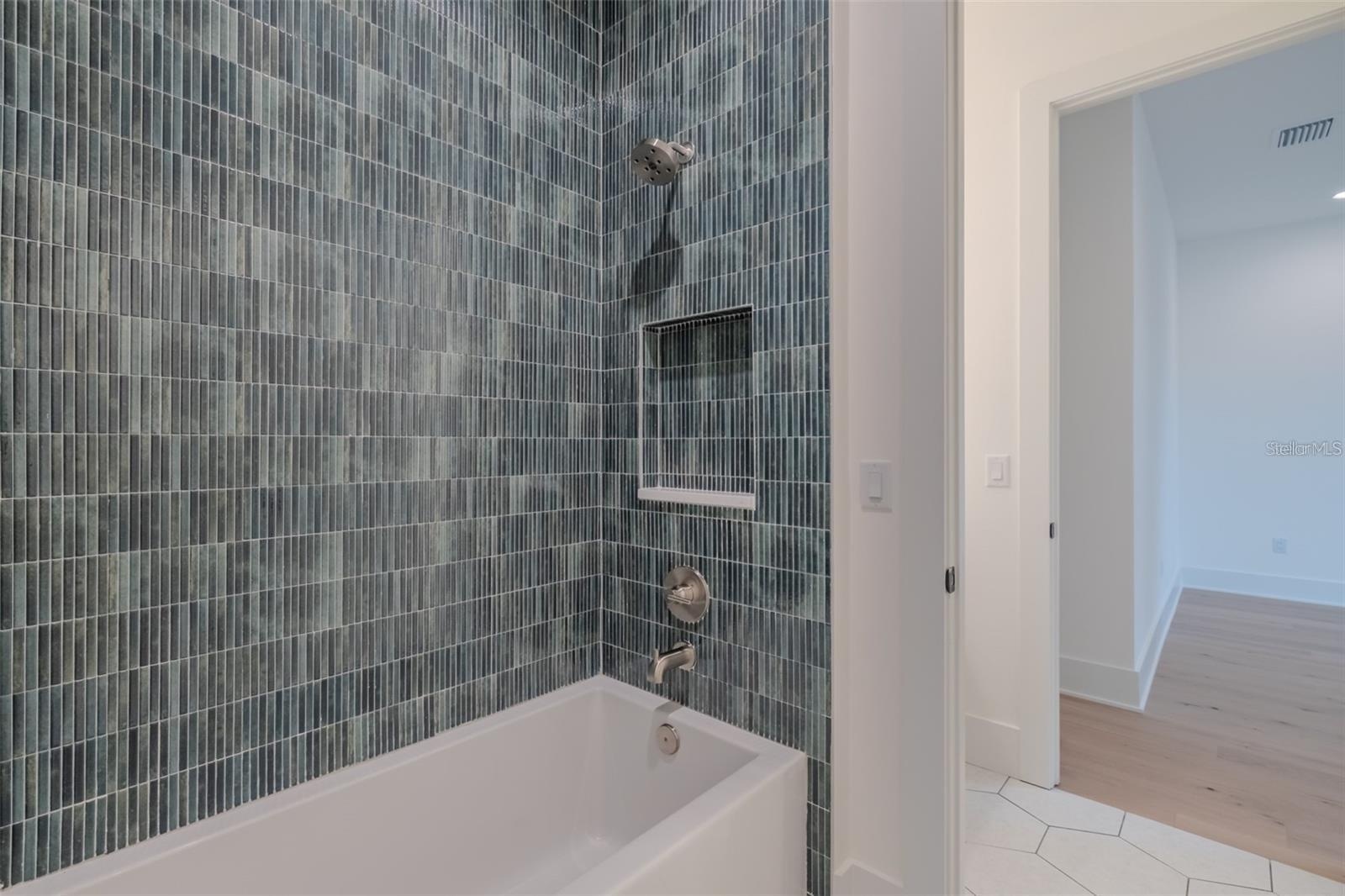 Jack n Jill Tub/Shower
