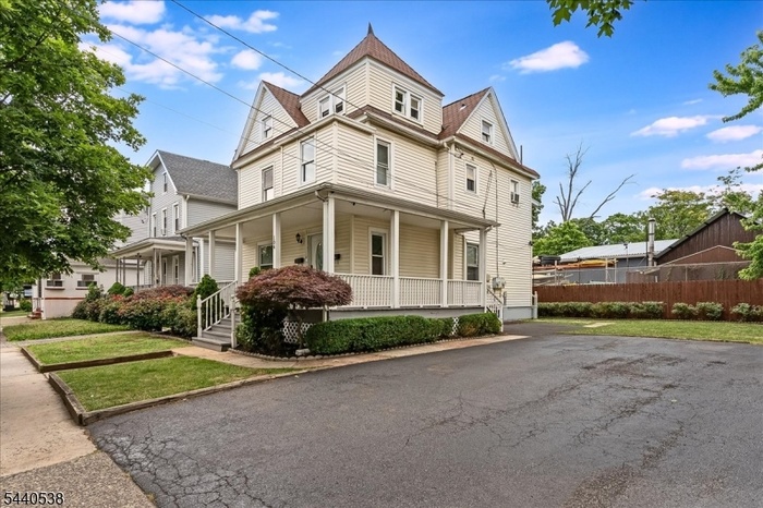 Spacious Driveway