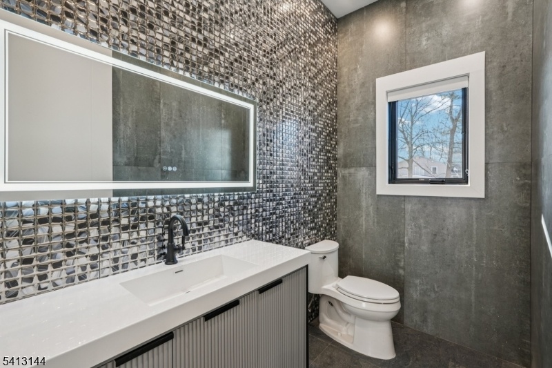 BATHROOM 4