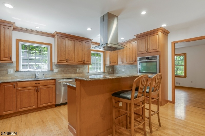 Kitchen with breakfast bar
