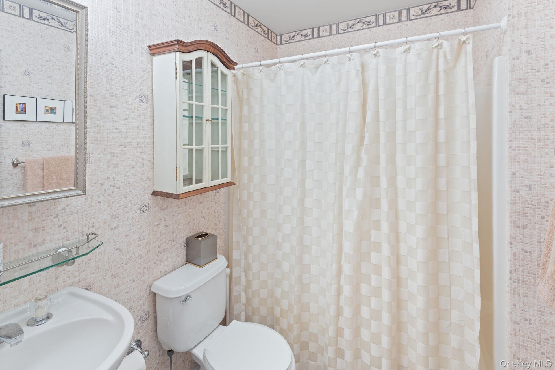 Full Bathroom on 1st Main Level