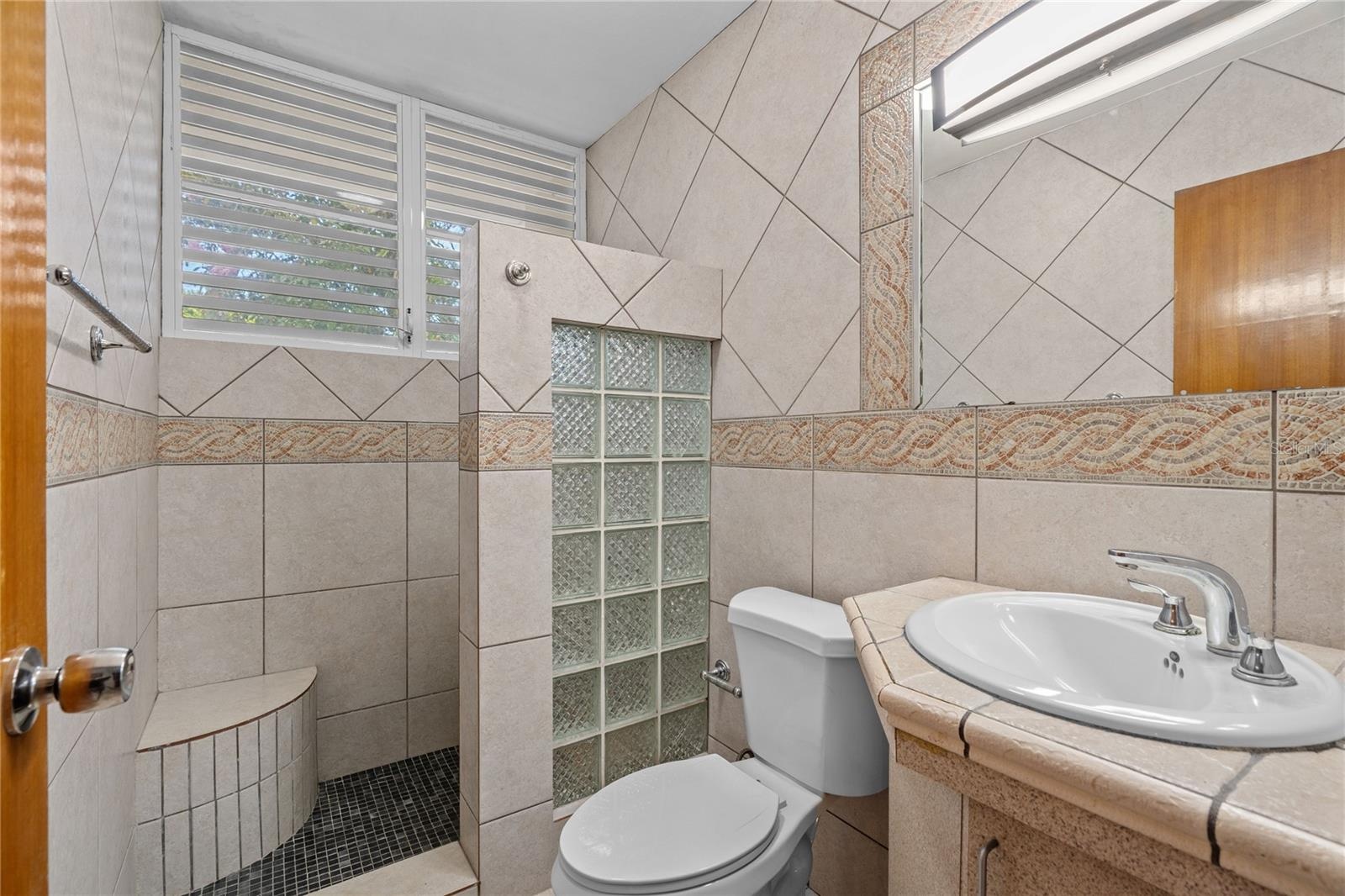 Main Residence - Guest Bathroom