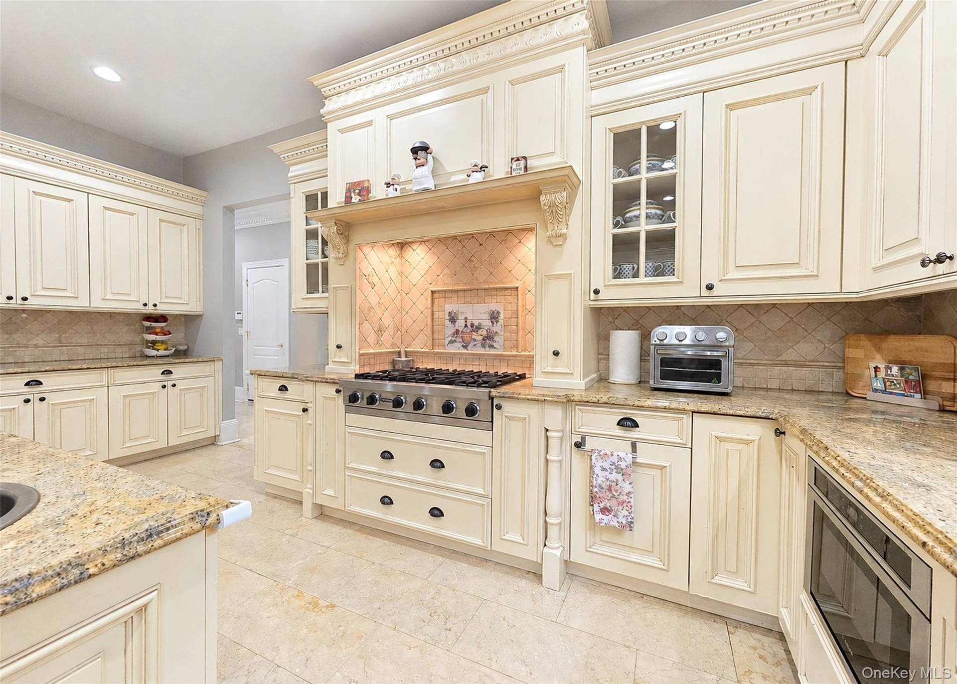 Entertainer's Delight! High End Finishes and Appliances