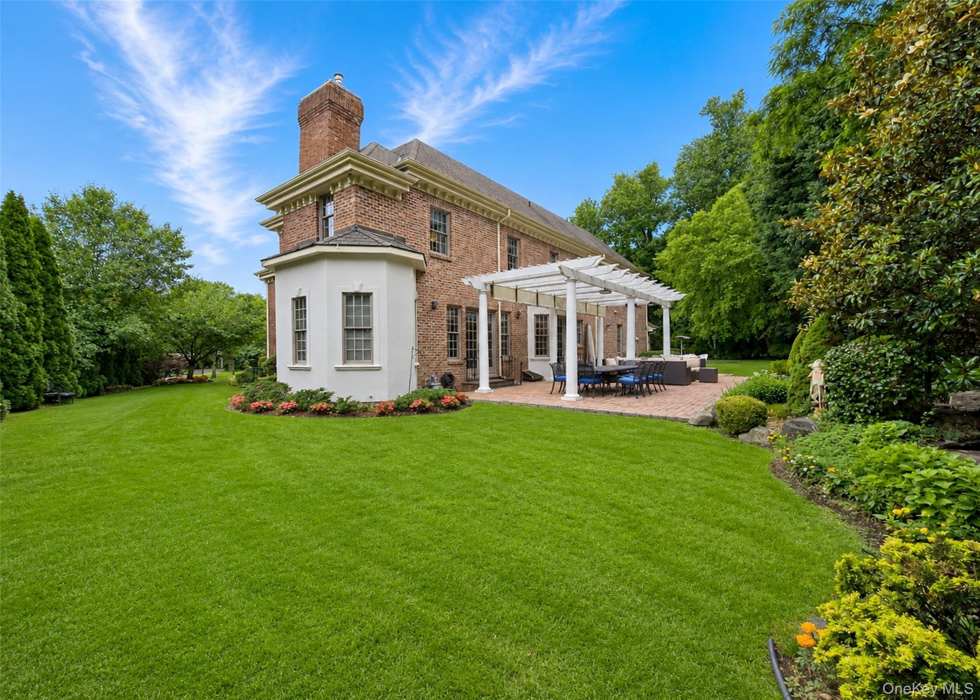 Spacious and Private Backyard, Perfect for Entertaining