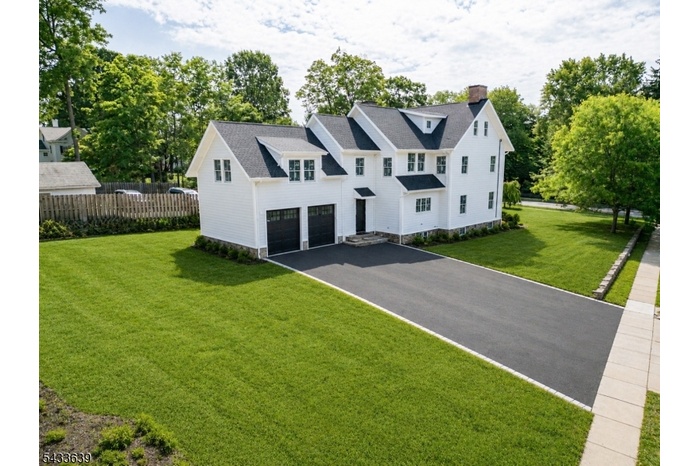 Exterior, Side Yard