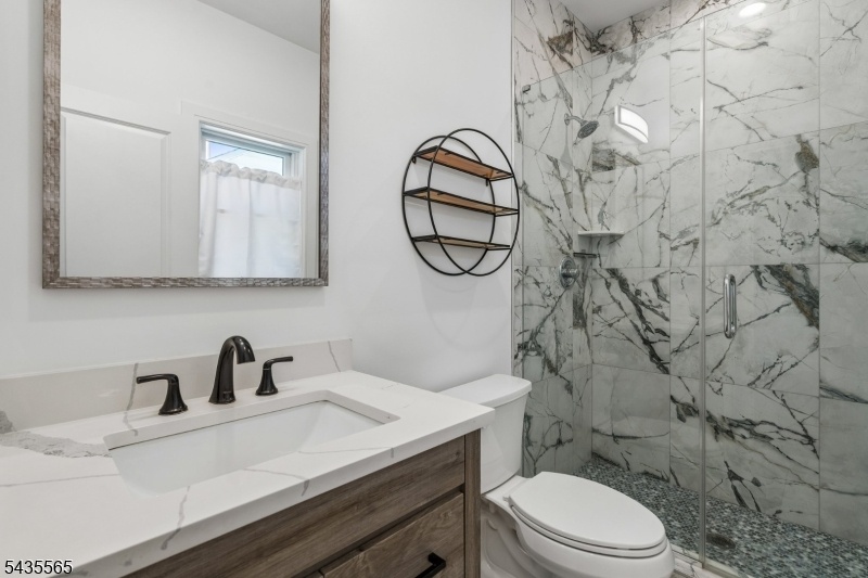 1st Fl Full bath