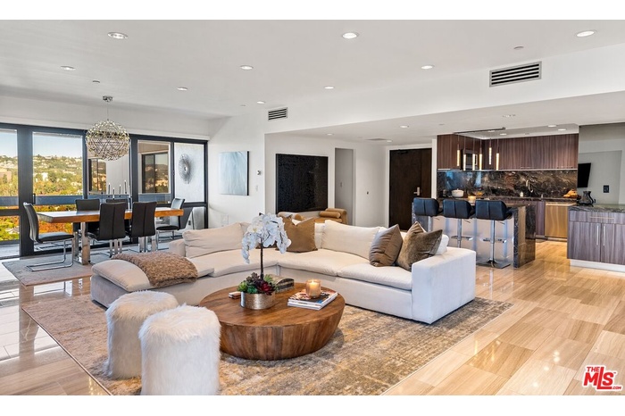 Large Living Room w FP