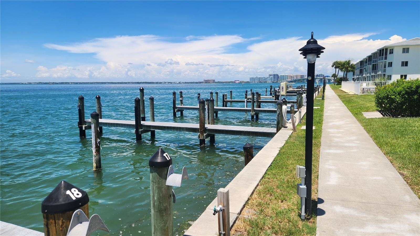 Free boat docks line the bayfront seawall. Docks accomodate boats up to 30'