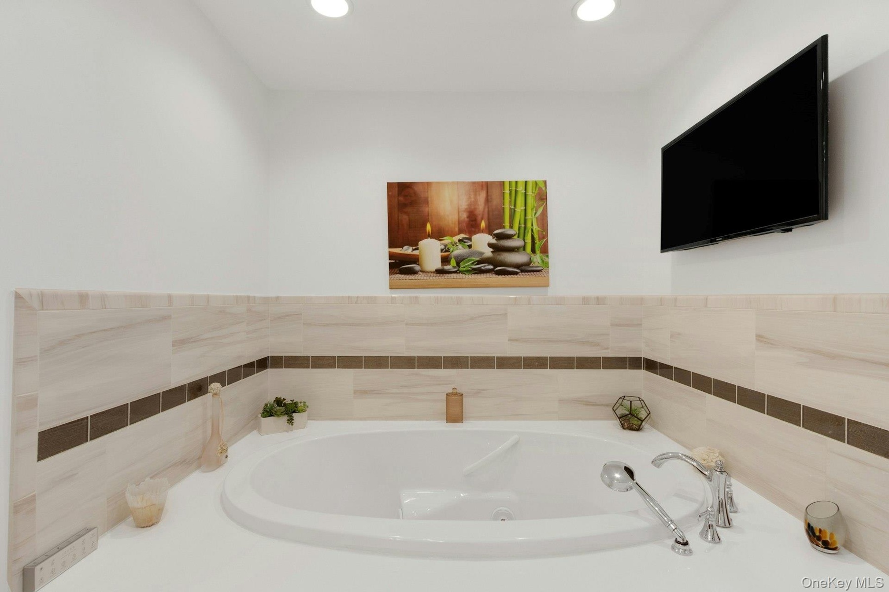 Ensuite with spa-like jacuzzi soaking tub