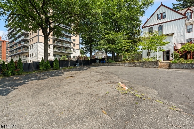 HUGE PARKING!