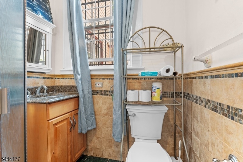 6 BATHROOMS!