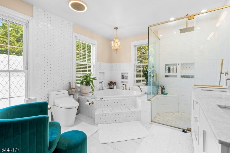 LARGE BATHROOM!