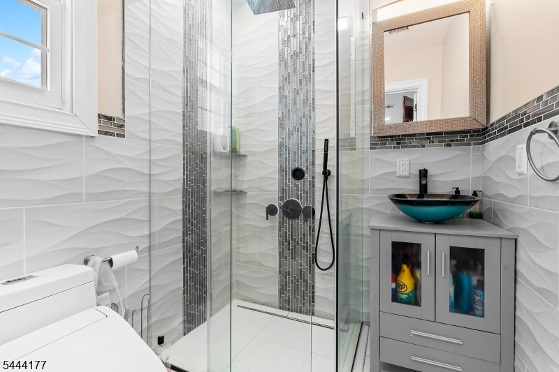 MODERN BATHROOM!