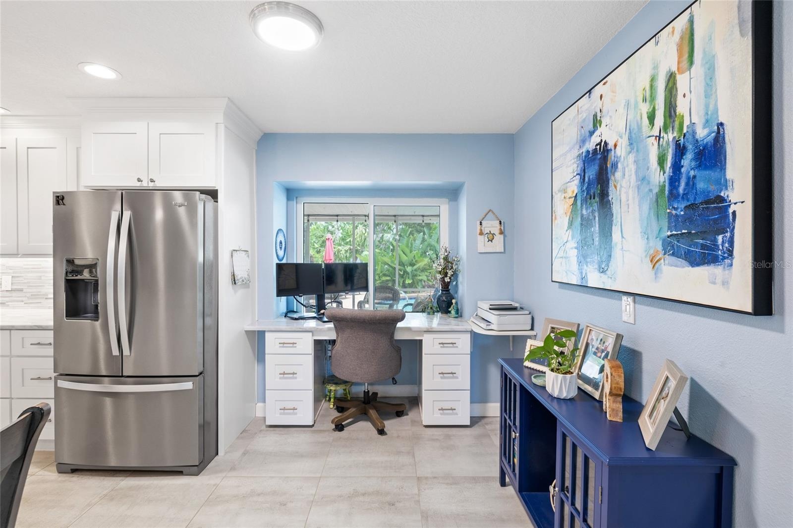 Built in Work Station overlooking the Enlosed Patio and the Pool