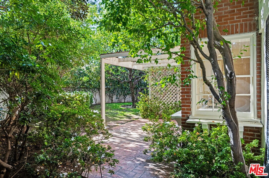 great wraparound yard