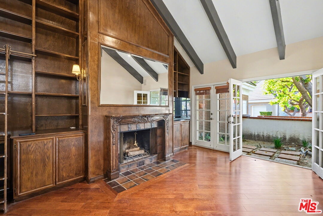 Walls of bookcases in Den