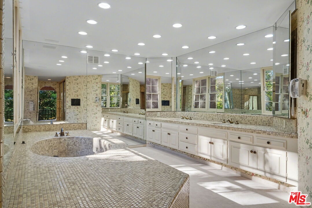 Luxurious main bath 1