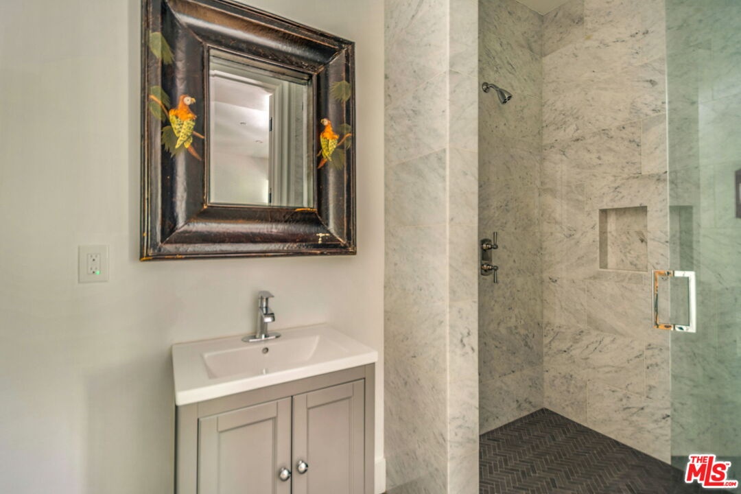Bed #6 Ensuite Bathroom