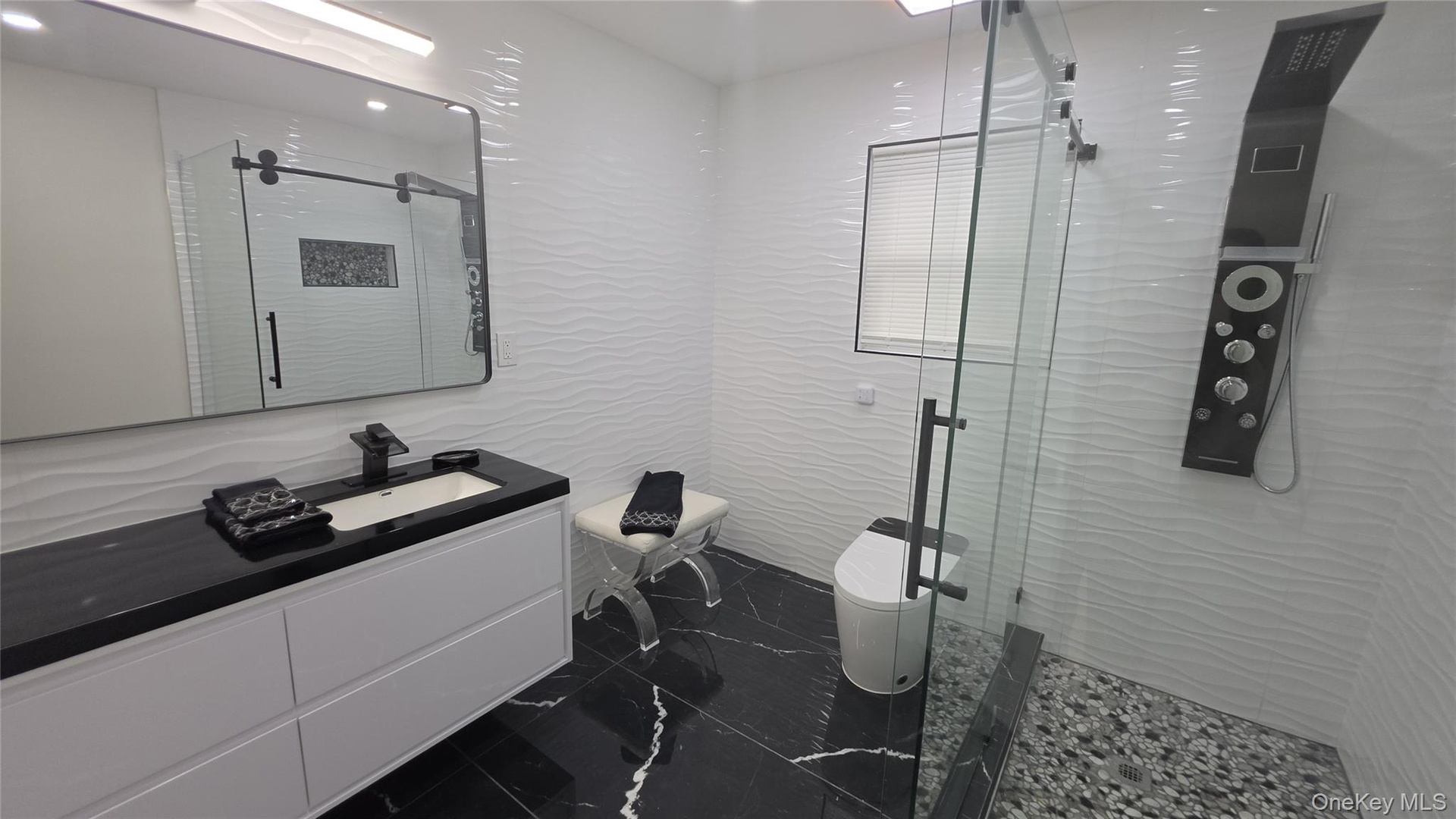 2nd floor hallway Full bath