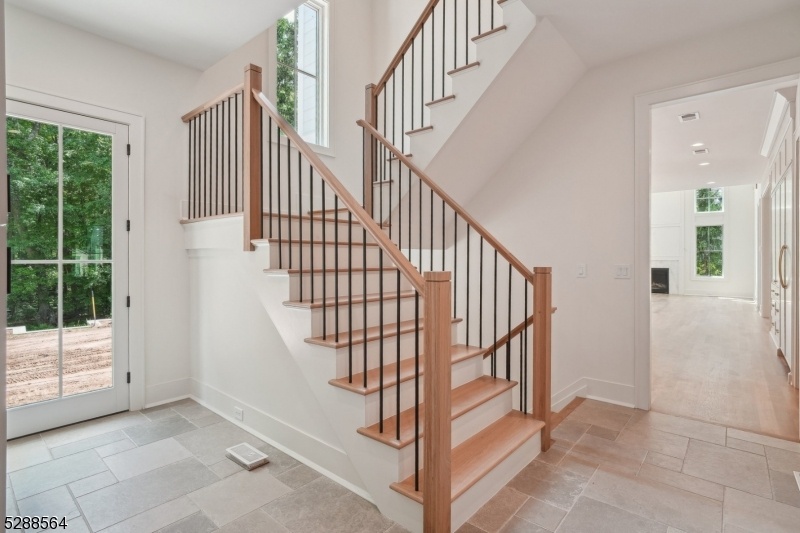 stairs to 2nd fl