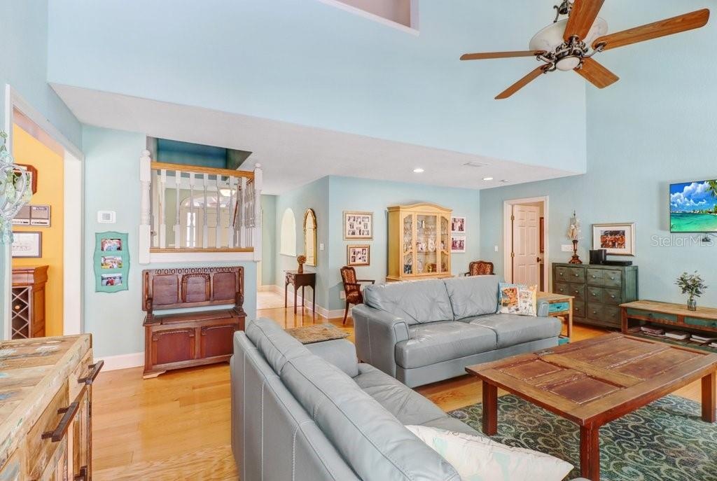 Open ceilings to 2nd floor in Great Room