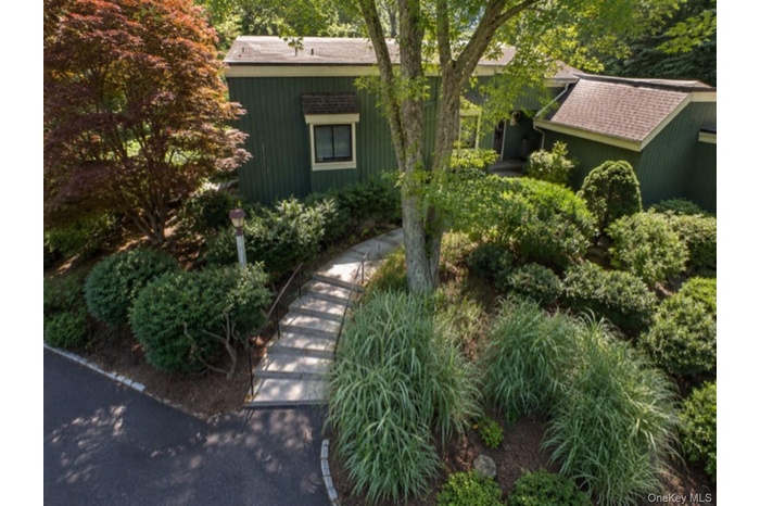 Welcome to this fabulous unit with lush landscaping.