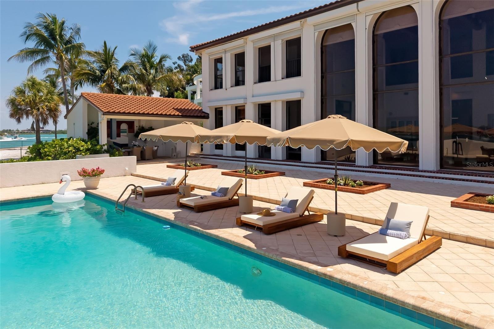 Will you choose the pool, the chaise loungers, the beach or the terraces to enjoy the Florida sunshine?
