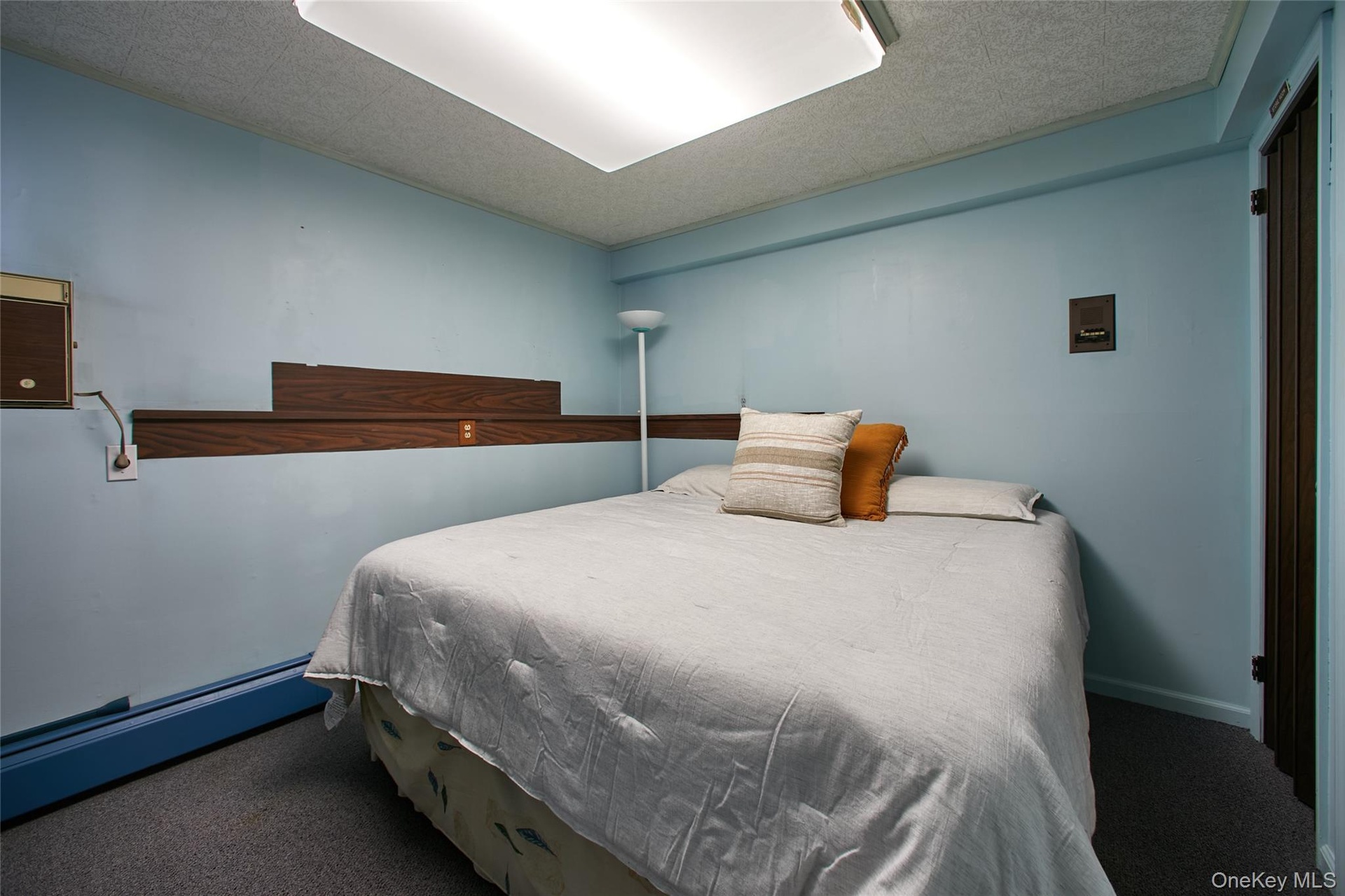 Bedroom(additional office space).