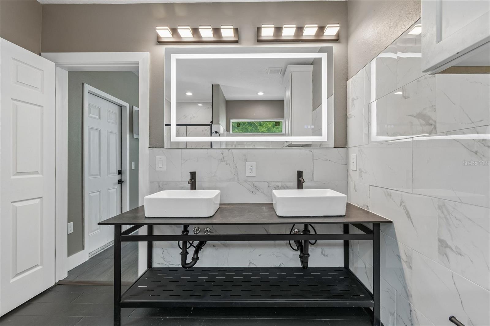 Primary bedroom en-suite bathoom