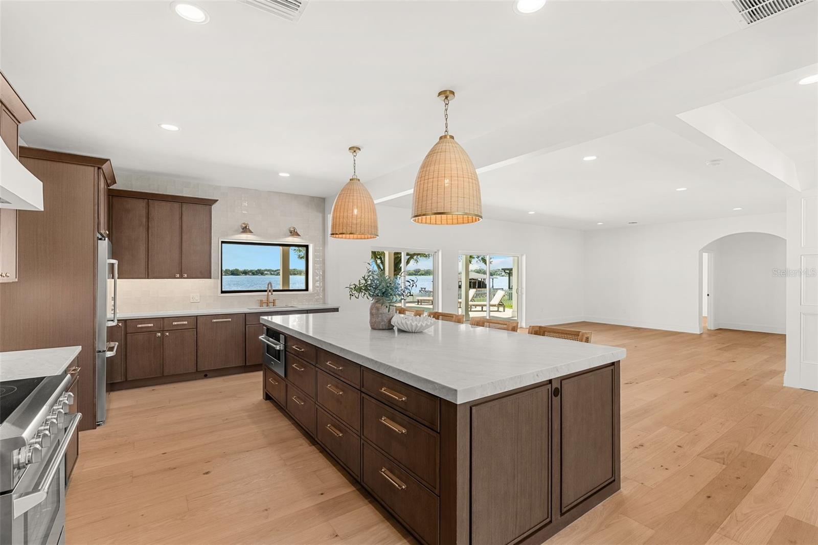 SEAMLESS OPEN-CONCEPT KITCHEN AND ENTERTAINING AREA
