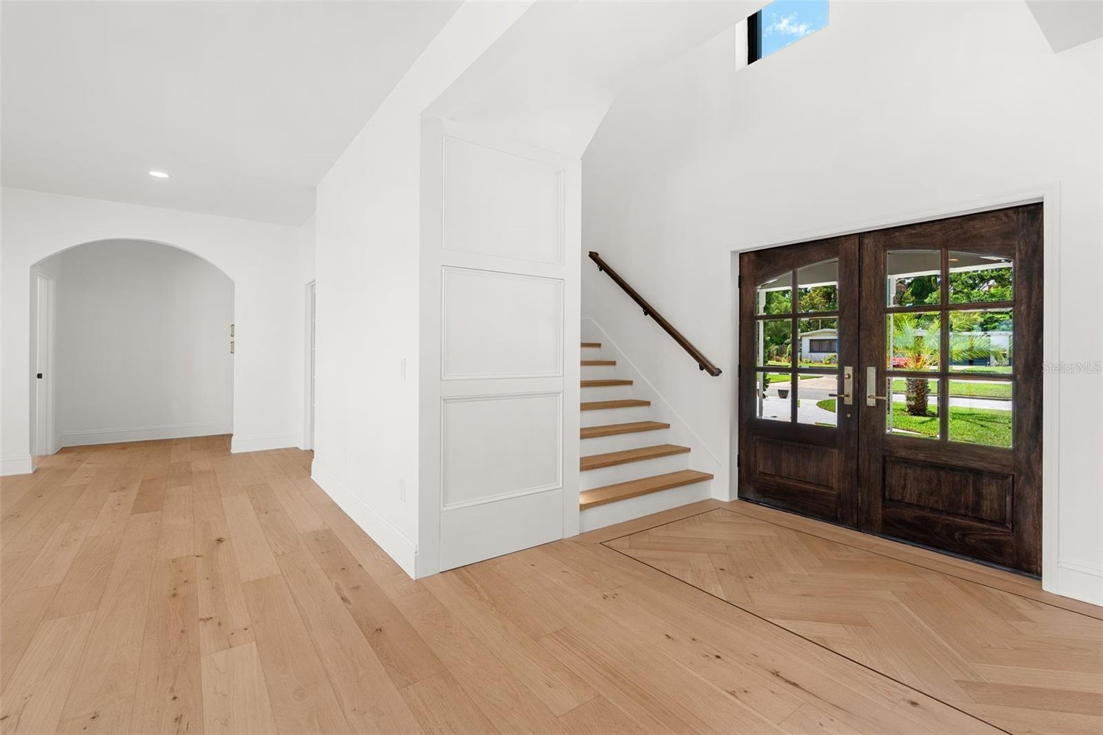 ELEGANT FRONT ENTRYWAY