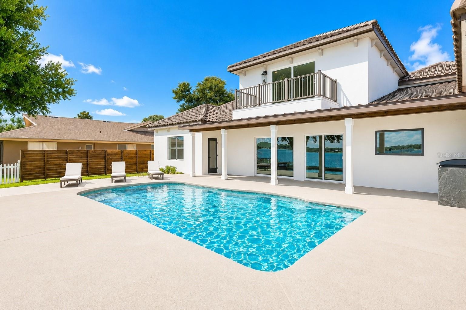 BACK OF ESTATE HOME