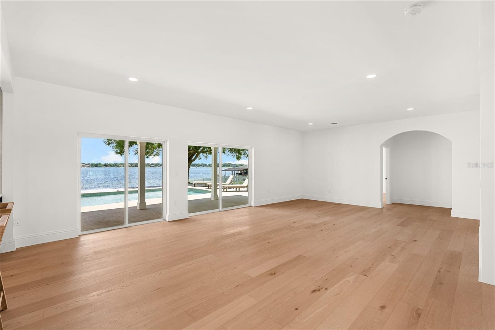 EXPANSIVE ENTERTAINING SPACE