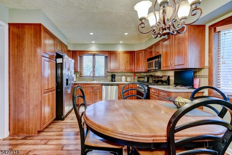 Eat-in Kitchen other view