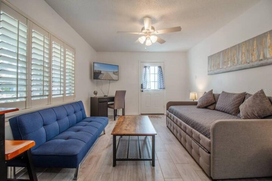 Shared living room with 2 sofa beds, tv, Laptop-friendly workspace