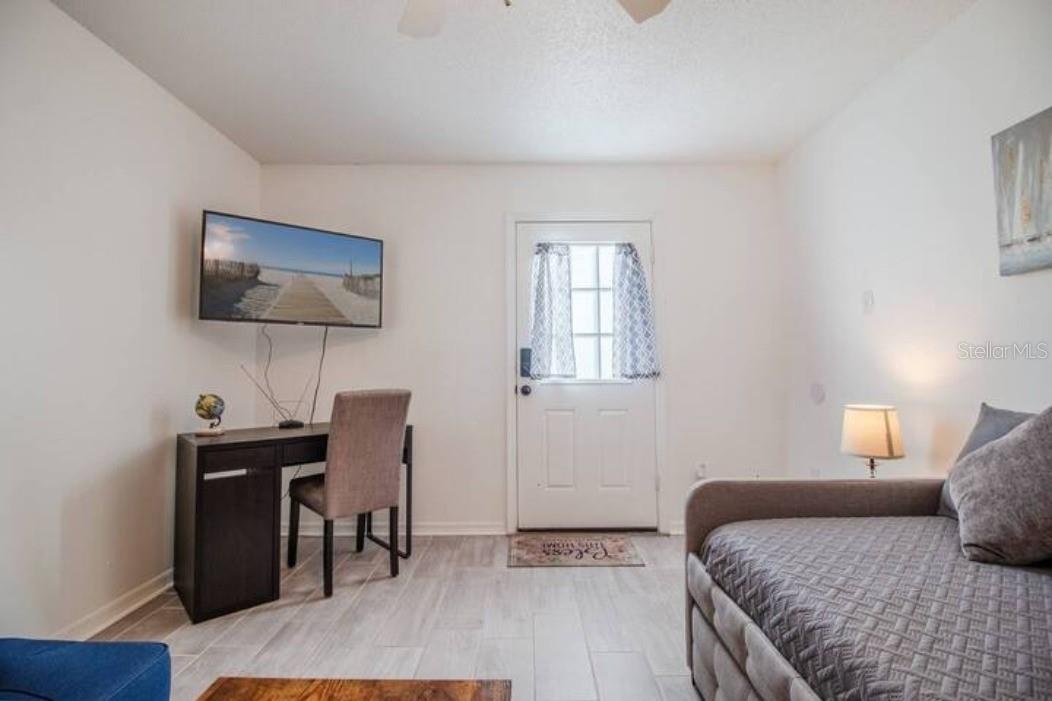 Shared living room with 2 sofa beds, tv, Laptop-friendly workspace