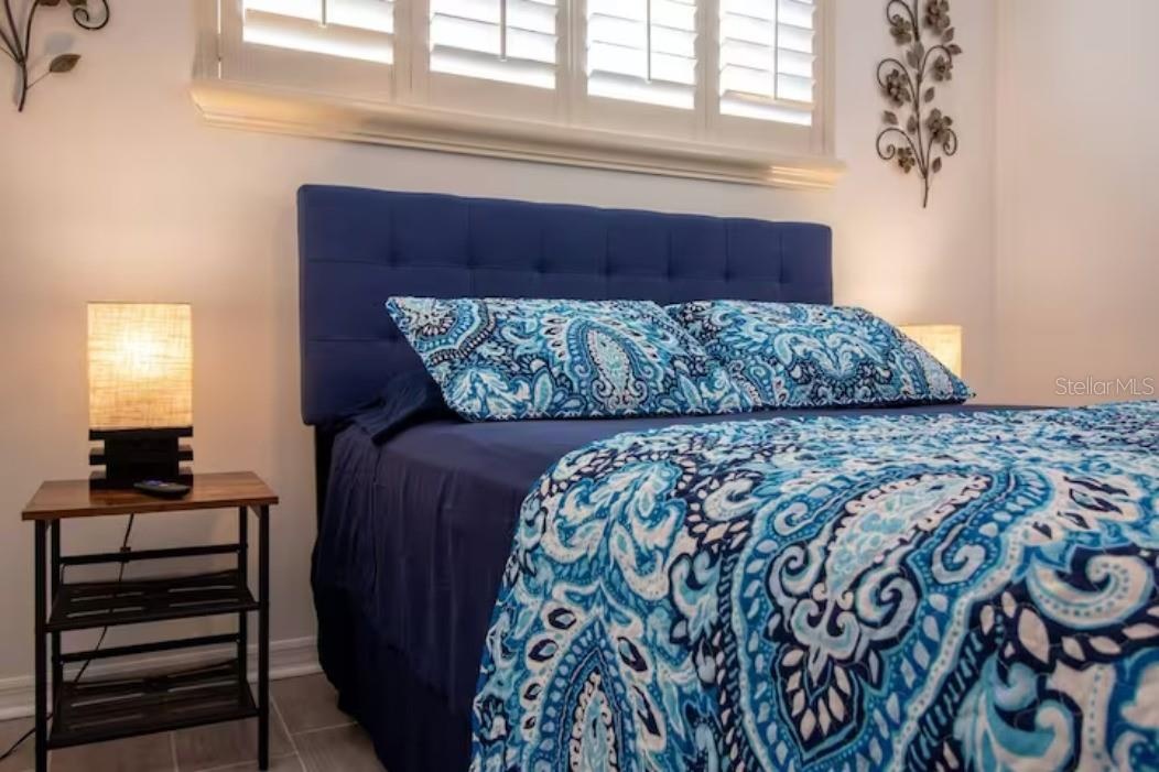 Master with queen bed, side tables with lamps.