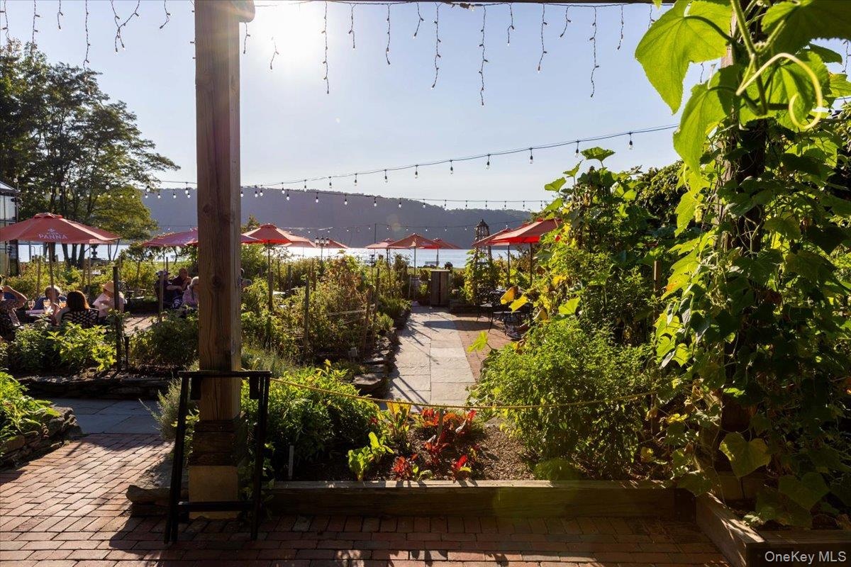Relax at nearby premier riverfront patios, capturing the very best of Westchester's beautiful scenery and ultimate walkability.