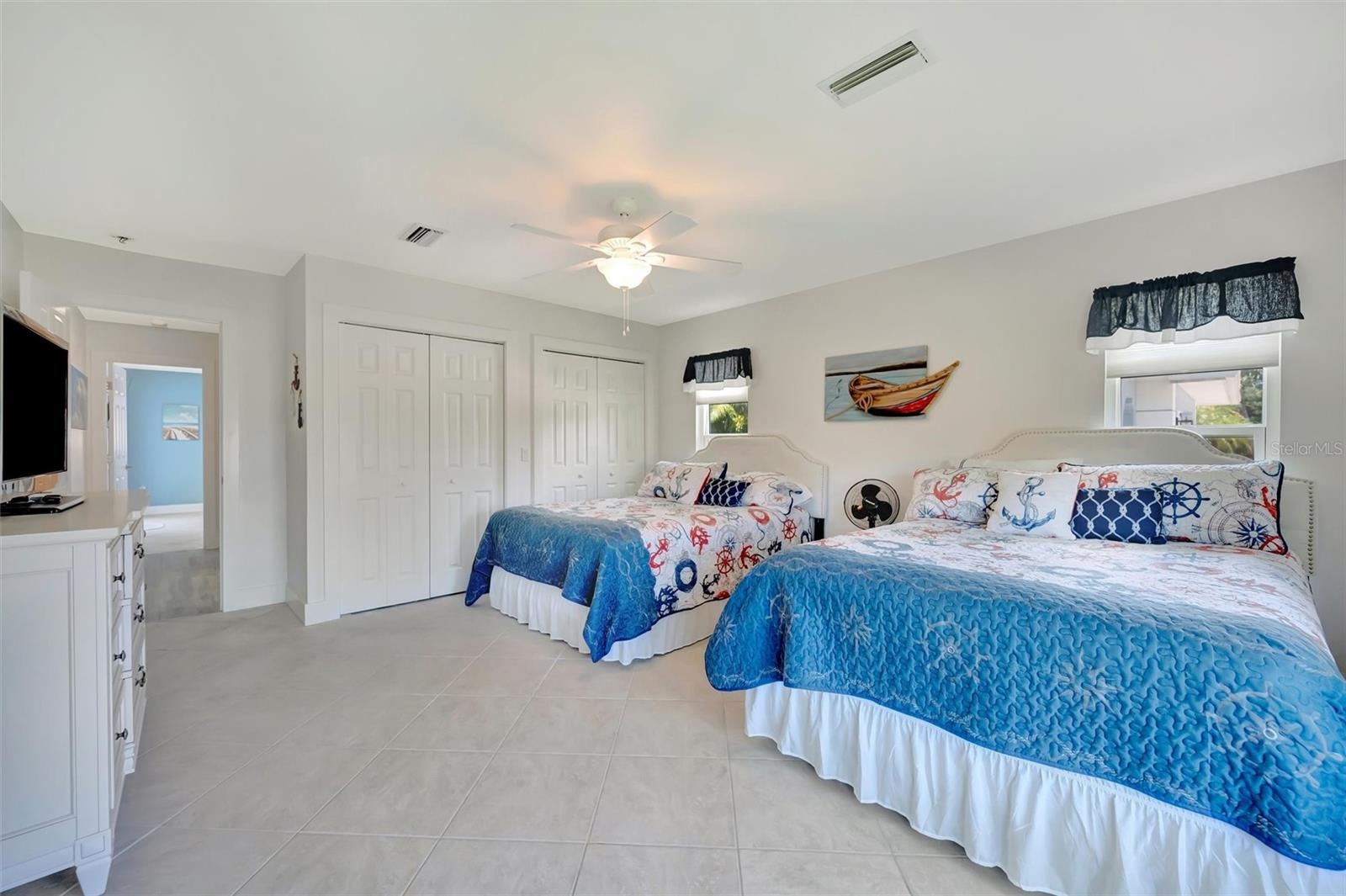 Guest bedroom with en-suite bathroom
