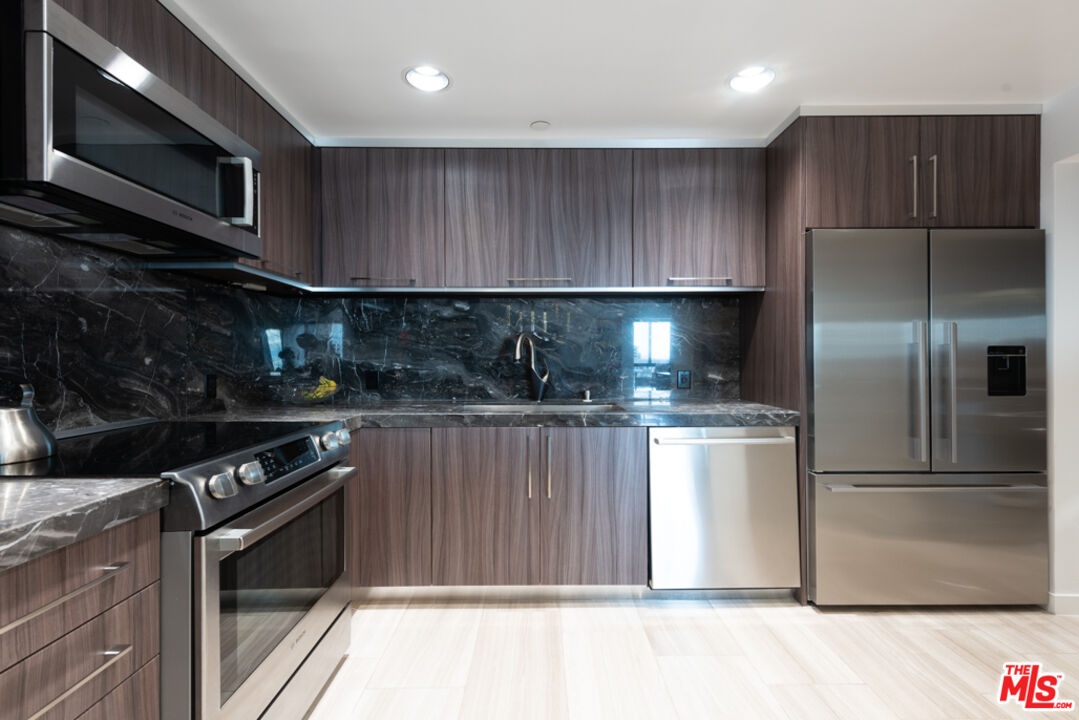 Custom Kitchen /w SS Appliance
