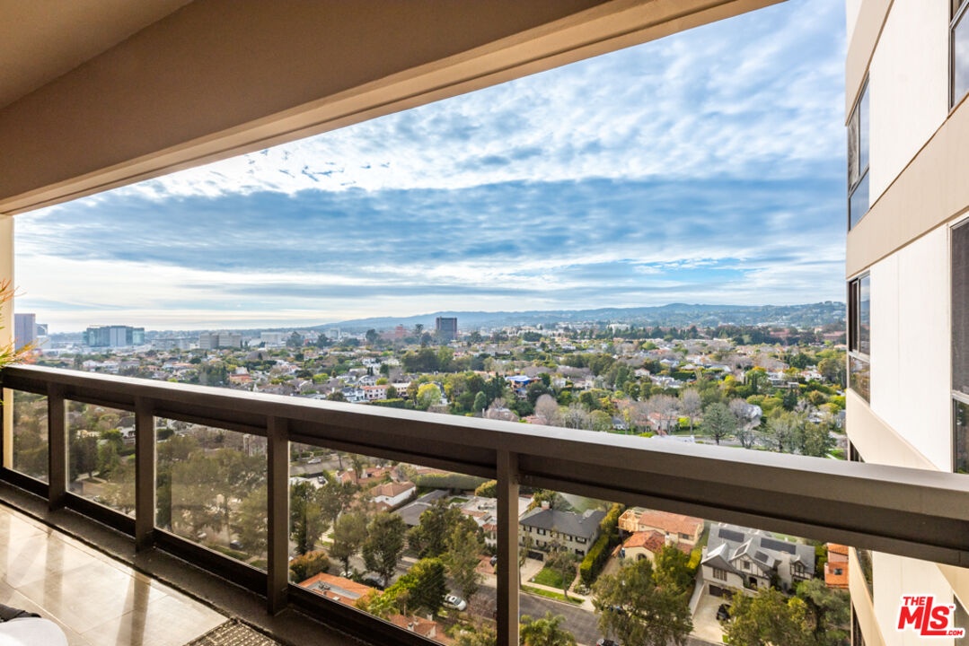 Rear Balcony Facing Holmby Hil