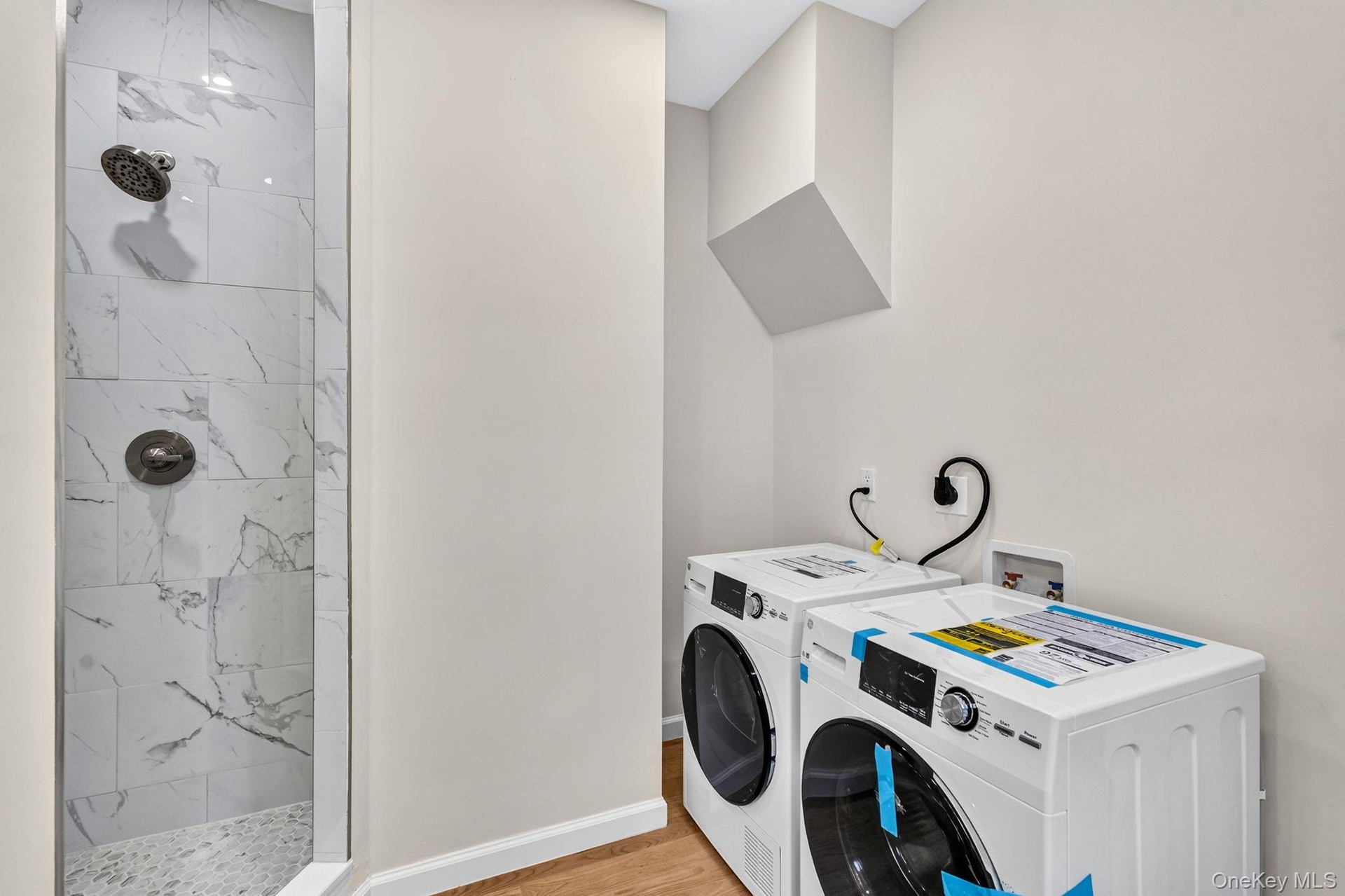 Studio Upper level - w/d in bathroom