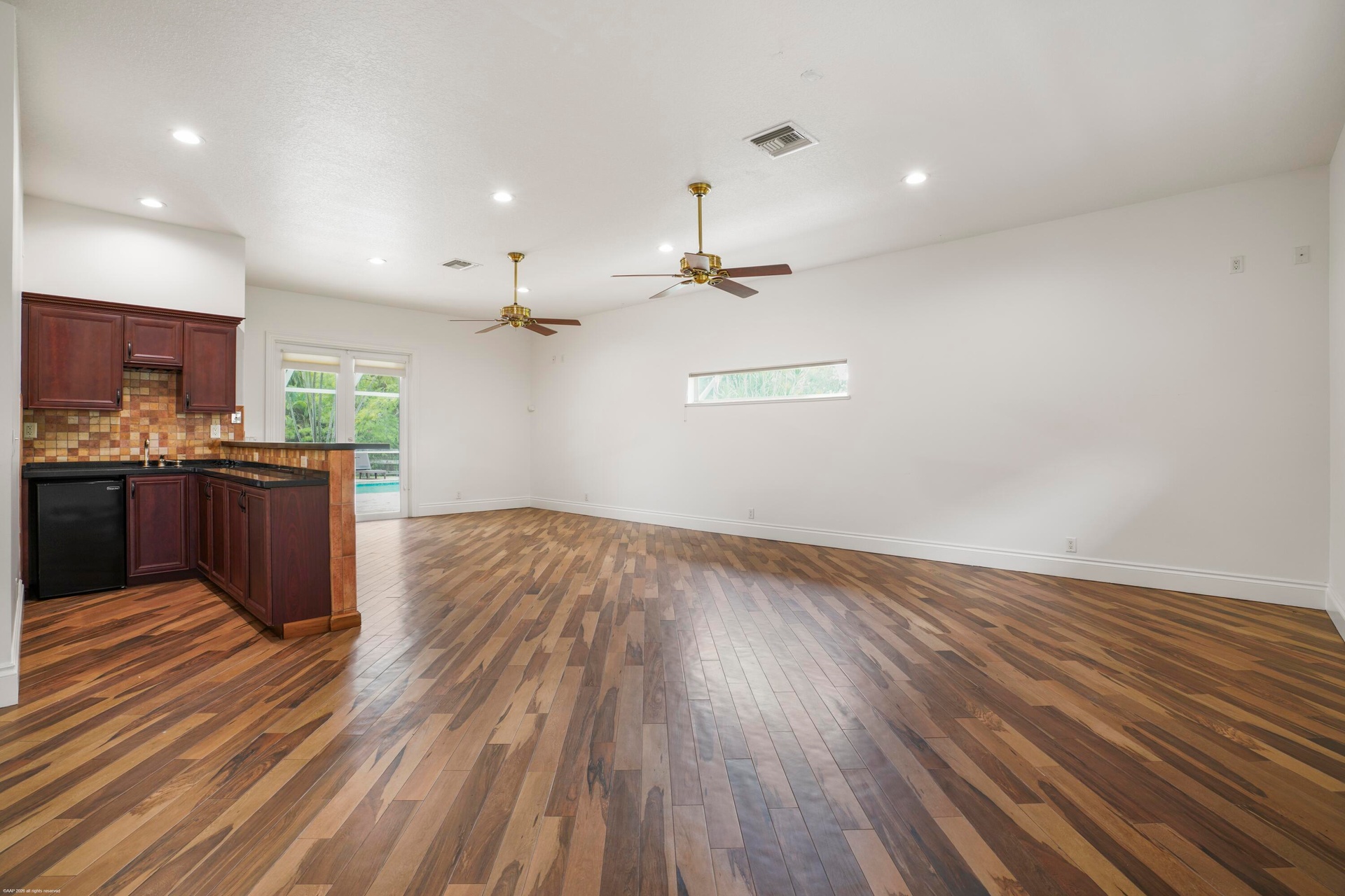 Bonus room with 1/2 bath and wet bar - easy conversion to in-law suite or 4th bedroom junior suite.
