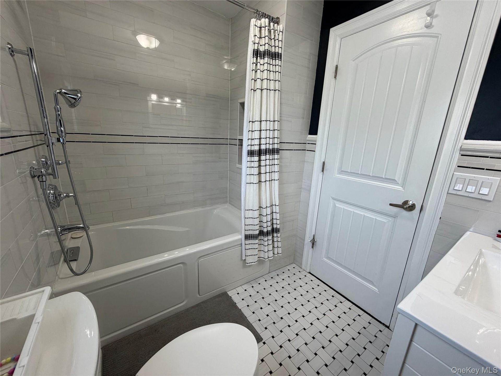2nd floor hall bath