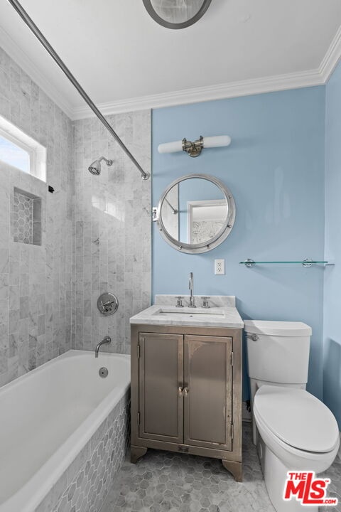 Ensuite Bath @ Bedroom 3