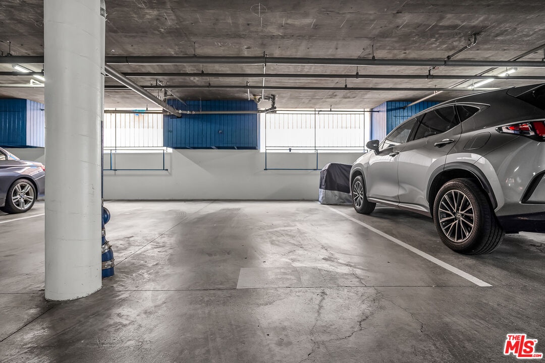 Gated 1-car parking
