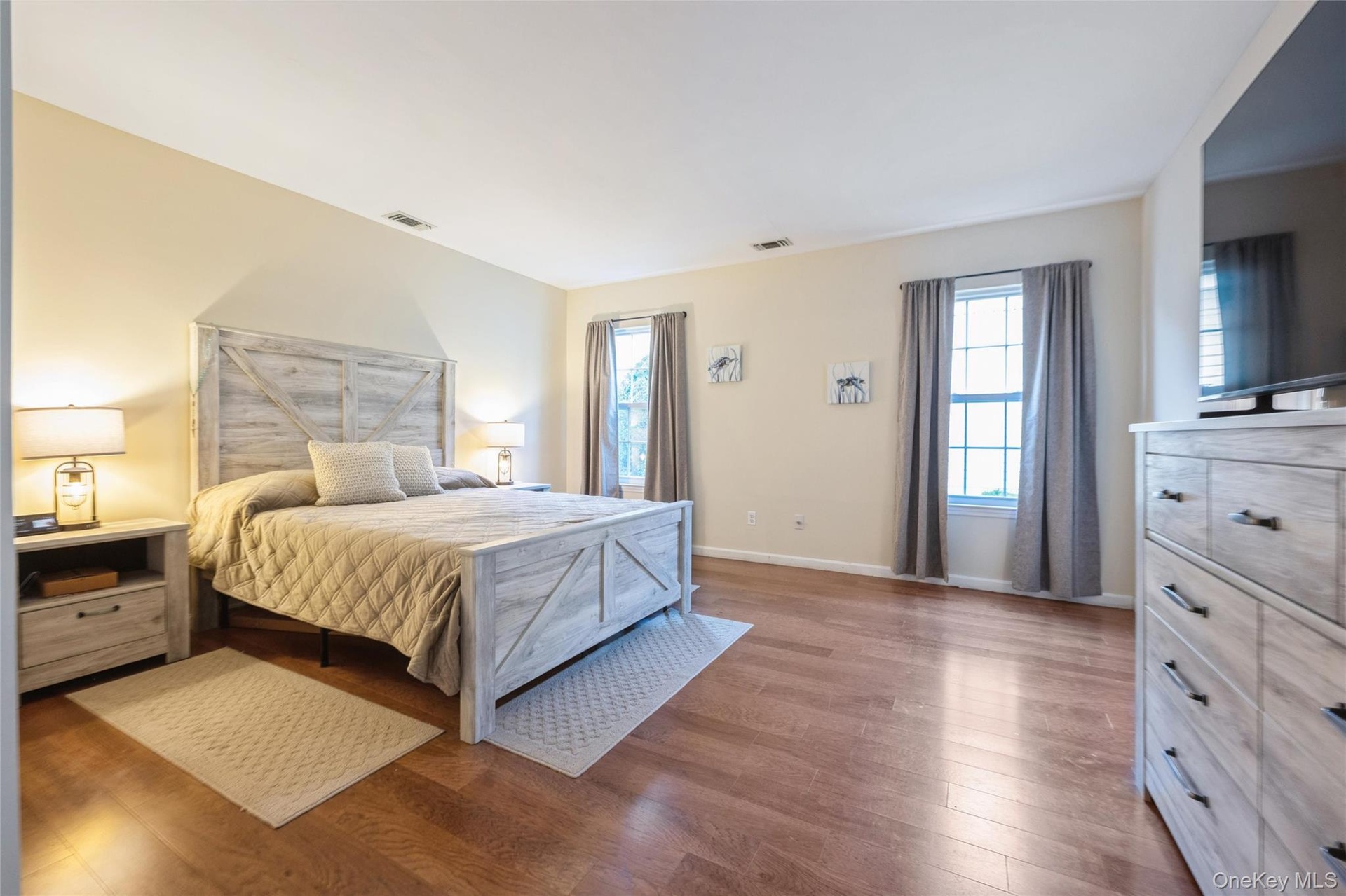 Pleny of room...Plenty of natural light!