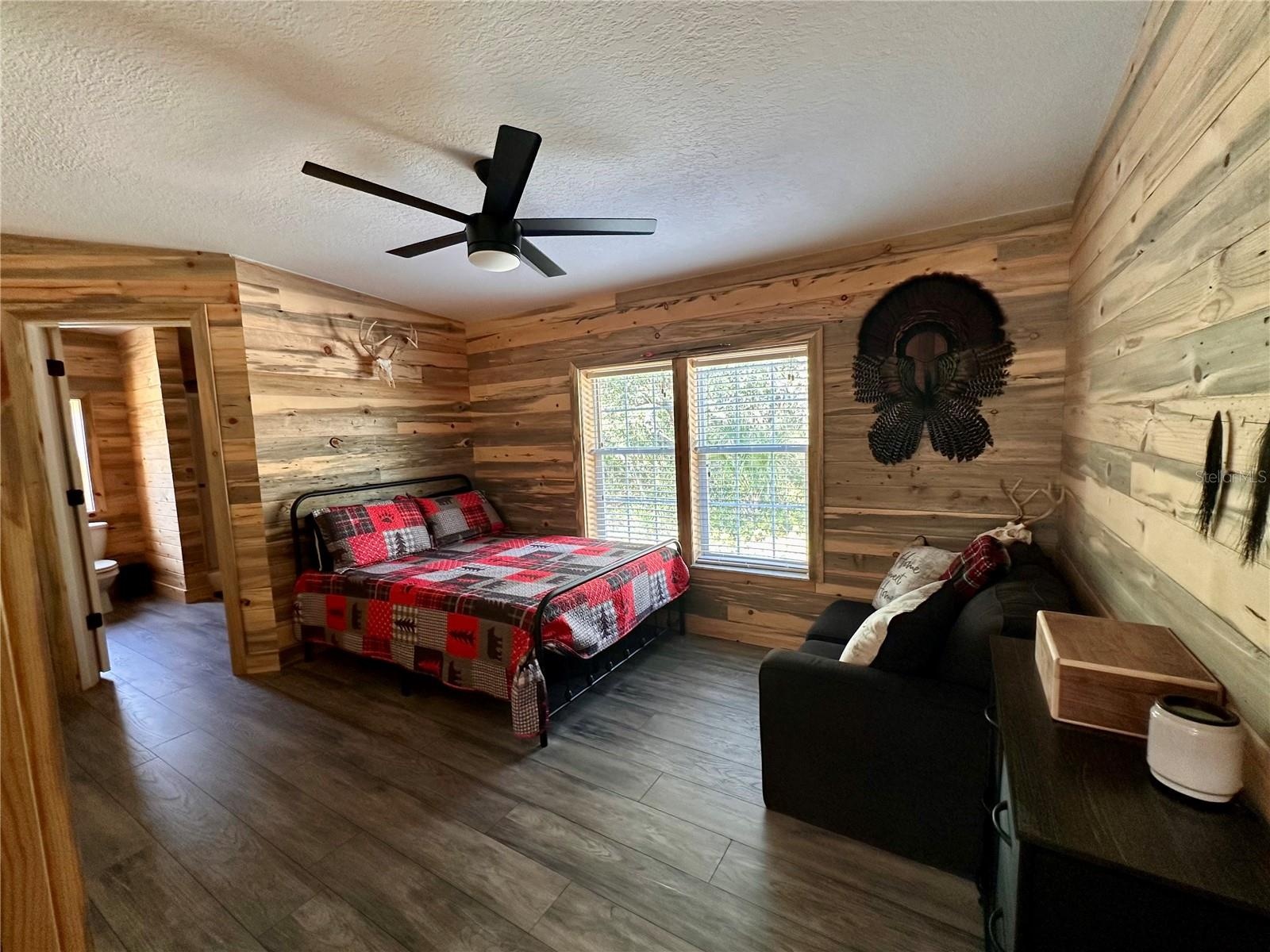 bedroom 2 w/ensuite bathroom